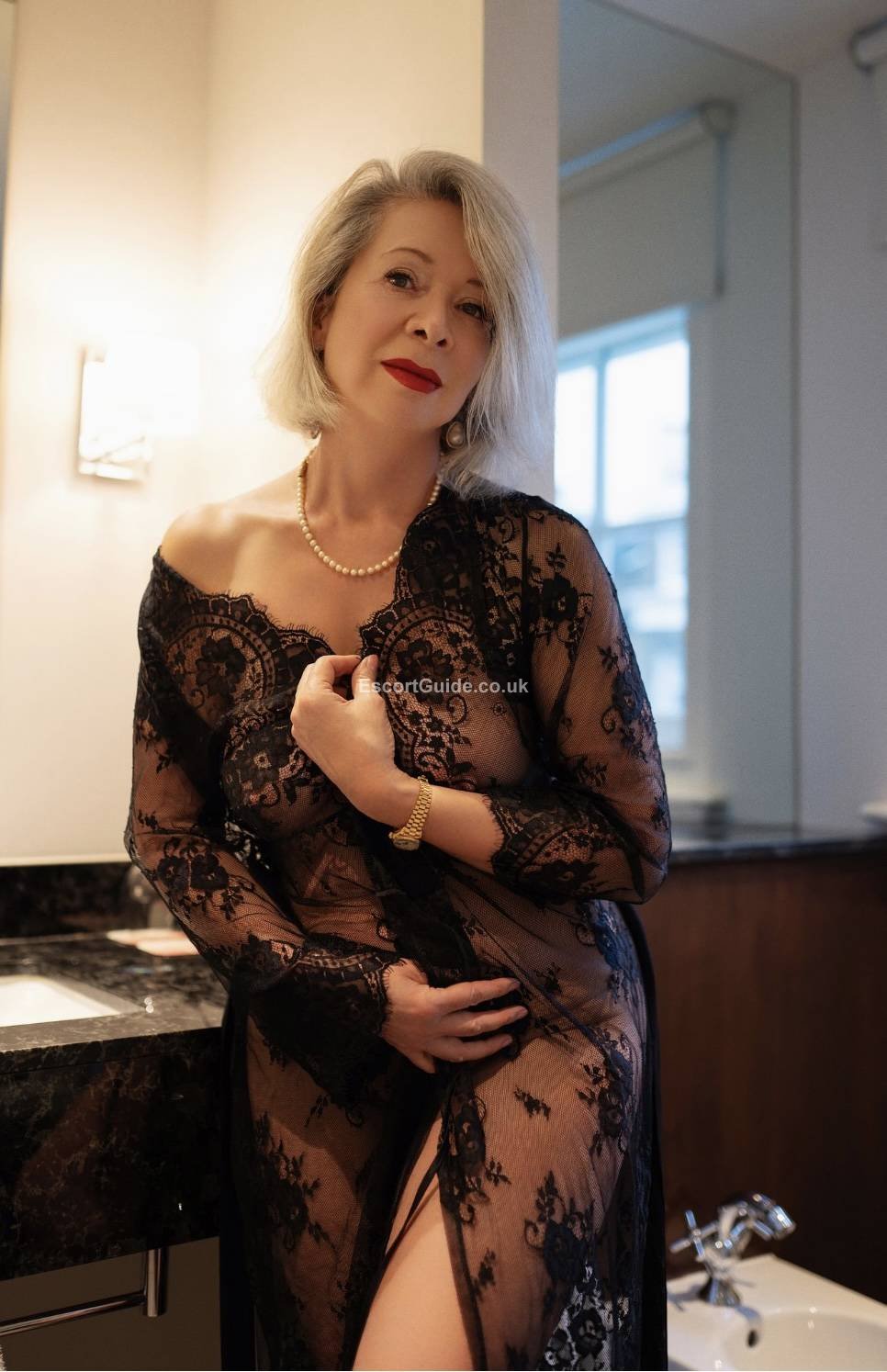 Mature Uschi escort girl in London