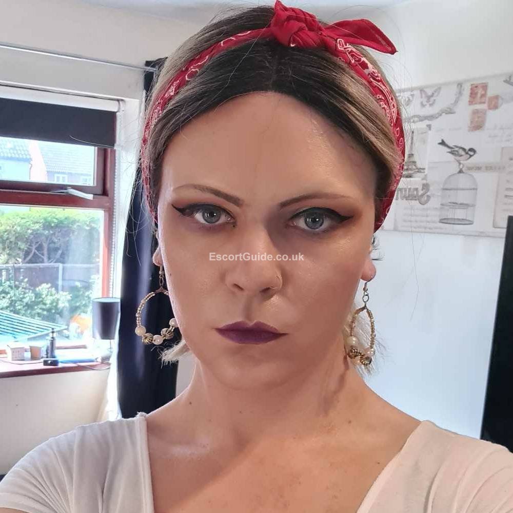 Chloe escort girl in Gloucester