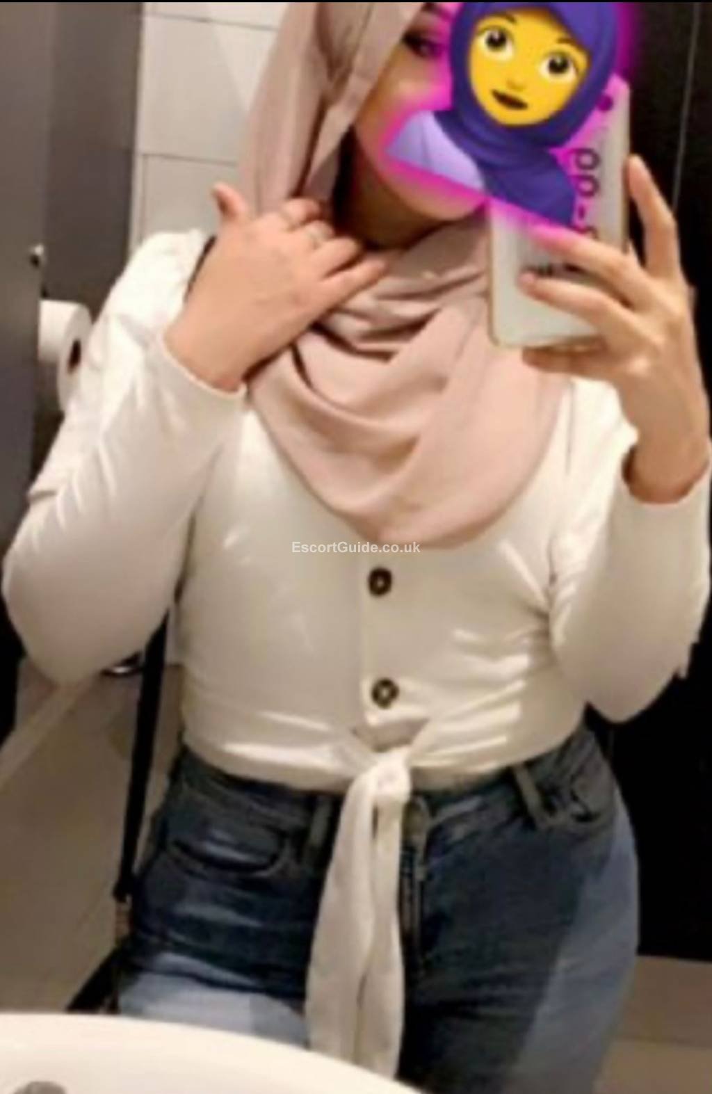 Miss hijabi girl escort girl in Chelmsford